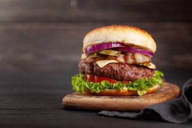 Büyük etli, peynirli, domatesli, pastırmalı ve marullu ev yapımı lezzetli hamburger. Kopyalama alanı ile