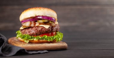 Büyük etli, peynirli, domatesli, pastırmalı ve marullu ev yapımı lezzetli hamburger. Kopyalama alanı ile