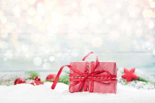 Різдвяна Листівка Подарунковою Коробкою Снігу Над Розмитим Фоном Боке Місцем — стокове фото