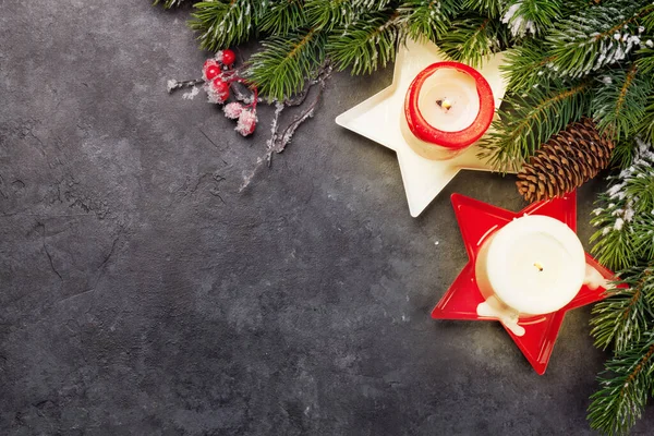 圣诞贺卡 有冷杉树和石制背景的蜡烛 有复制空间给你的圣诞祝福 — 图库照片