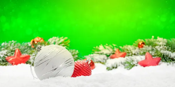 Weihnachtsgrußkarte Mit Dekor Schnee Über Verschwommenem Bokeh Hintergrund Und Kopierplatz — Stockfoto