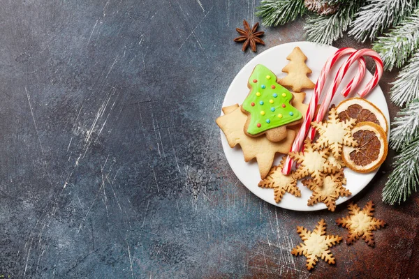 Χριστουγεννιάτικη Ευχετήρια Κάρτα Έλατο Και Μπισκότα Μελόψωμο Πέτρινο Φόντο Top — Φωτογραφία Αρχείου