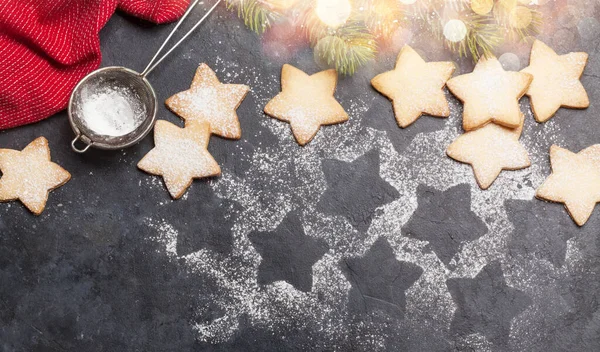 Noel tebrik kartı, köknar ağacı ve fonda zencefilli kurabiye. Üst görünüm düzlüğü Xmas selamlamalarınız için boşluk ile yatar