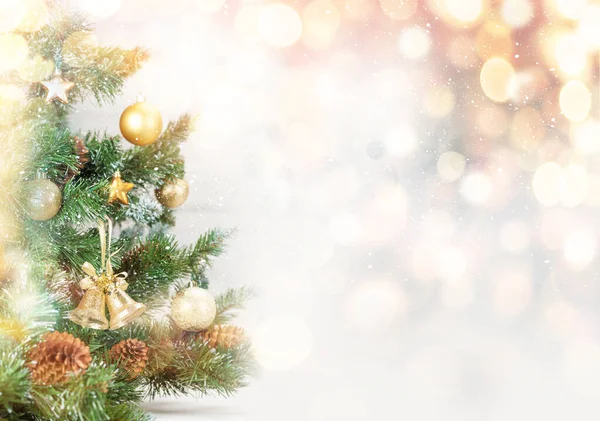 Noel Tebrik Kartı Ile Süslenmiş Köknar Ağacı Yılbaşı Kutlamalarınız Için — Stok fotoğraf