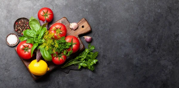 Ingredienti Della Cucina Italiana Pomodori Giardino Erbe Aromatiche Spezie Vista — Foto Stock