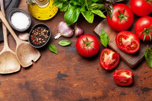 Italiaanse Keuken Ingrediënten Tuintomaten Kruiden Specerijen Bovenaanzicht Met Kopieerruimte Vlakke — Stockfoto