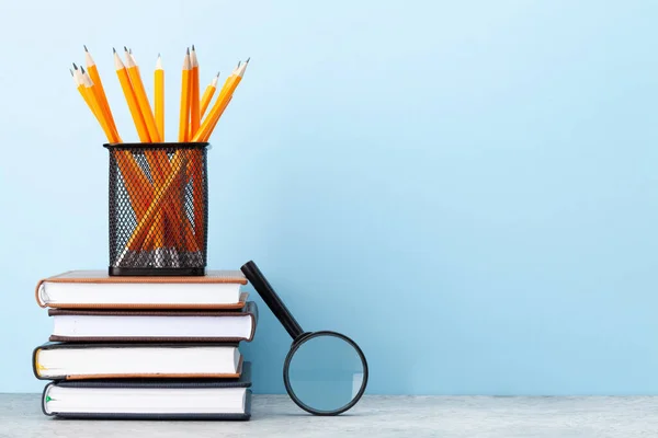 Kantoorartikelen Schoolspullen Voor Blauwe Muur Met Kopieerruimte Voor Tekst — Stockfoto