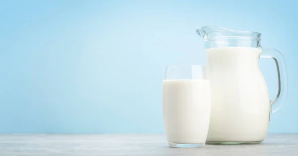 Leche Vaso Jarra Delante Fondo Azul Con Espacio Para Copiar — Foto de Stock