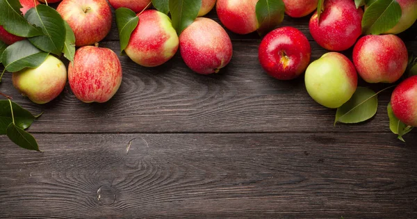 Rijp Appelvruchten Van Tuin Houten Buitentafel Met Kopieerruimte Bovenaanzicht Vlak — Stockfoto