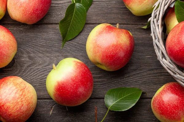 Tahta açık hava masasında olgun meyve bahçeleri. Üst görünüm düzlüğü