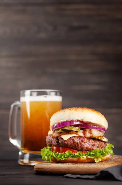 自制美味的汉堡包 大牛肉 西红柿 生菜和美味的啤酒杯 有复制空间 — 图库照片