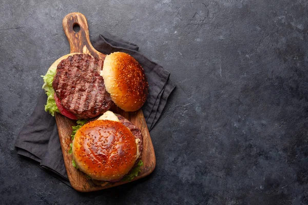 Due Gustosi Hamburger Fatti Casa Con Grande Manzo Formaggio Pomodoro — Foto Stock