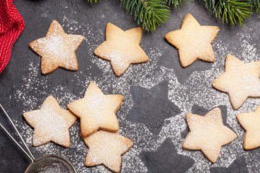 Noel tebrik kartı, köknar ağacı ve fonda zencefilli kurabiye. Üst görünüm düzlüğü