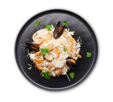 Lezzetli deniz ürünleri pilavı, karides, karides, midye. Parmesan peyniri ve maydanozlu. Üst görünüm düz beyaz üzerinde izole yatıyordu