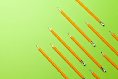 Kalemler. Ofis malzemeleri ya da yeşil arka planda okul eşyaları. Üst görünüm düzlüğü