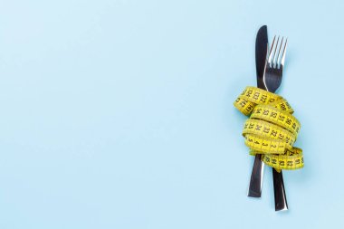 Sağlıklı yemek ve kilo kaybı konsepti. Diyet ve zindelik. Üst görünüm düzlüğü kopyalama alanı ile yatıyordu