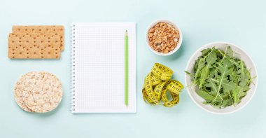 Sağlıklı yemek ve kilo kaybı konsepti. Zindelik veya diyet planınız için üst görünüm düz dizüstü bilgisayarı ile yatın