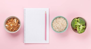 Sağlıklı yemek ve kilo kaybı konsepti. Zindelik veya diyet planınız için üst görünüm düz dizüstü bilgisayarı ile yatın