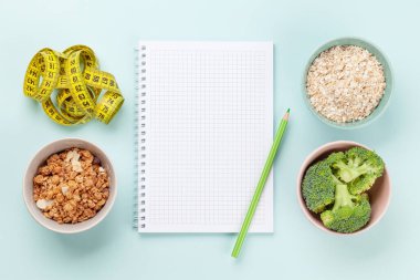 Sağlıklı yemek ve kilo kaybı konsepti. Zindelik veya diyet planınız için üst görünüm düz dizüstü bilgisayarı ile yatın