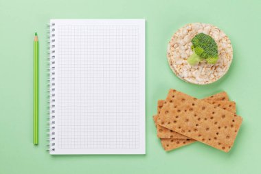 Sağlıklı yemek ve kilo kaybı konsepti. Zindelik veya diyet planınız için üst görünüm düz dizüstü bilgisayarı ile yatın