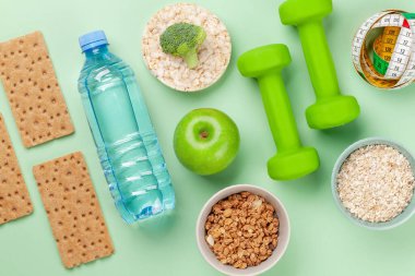 Sağlıklı yemek ve kilo kaybı konsepti. Diyet ve zindelik. Üst görünüm düzlüğü