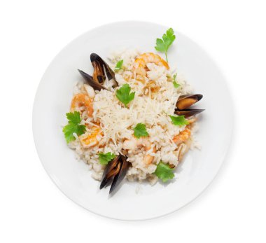 Karides ve midyeli deniz ürünleri pilavı. Üst görünüm düz beyaz üzerinde izole yatıyordu