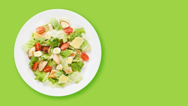 Salată Cezar Pui Salată Verde Brânză Parmezan Vedere Sus Plat — Fotografie, imagine de stoc