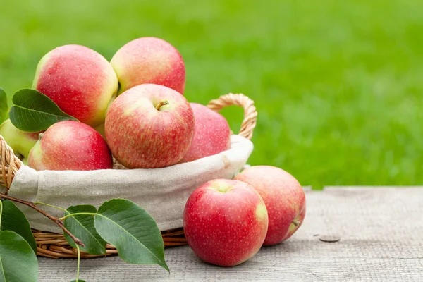 Manzana Jardín Madura Cesta Sobre Mesa Madera Aire Libre Con —  Fotos de Stock