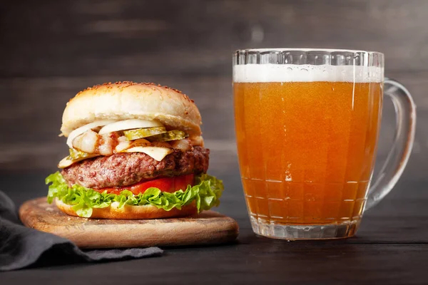 Dwa Domowe Smaczne Hamburgery Dużą Wołowiną Serem Pomidorem Bekonem Sałatą — Zdjęcie stockowe