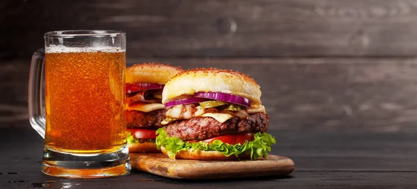 Dois Hambúrgueres Caseiros Saborosos Com Carne Grande Queijo Tomate Bacon — Fotografia de Stock