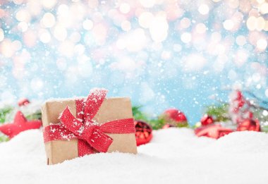 Karla kaplı hediye karnesi olan Noel tebrik kartı bulanık arka plan ve yılbaşı kutlamalarınız için alanı kopyala