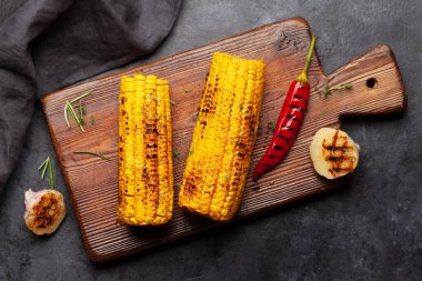 Kesme tahtasında ızgara mısır. Üst görünüm düzlüğü