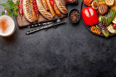 Baharat ve bitkilerle ızgara sosis ve sebze. Üst görünüm düzlüğü kopyalama alanı ile yatıyordu