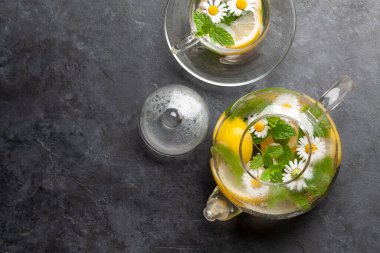 Limonlu, papatya çiçekli ve naneli geleneksel bitki çayı. Üst görünüm düzlüğü kopyalama alanı ile yatıyordu
