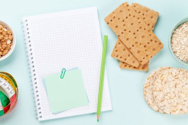 Sağlıklı yemek ve kilo kaybı konsepti. Zindelik veya diyet planınız için üst görünüm düz dizüstü bilgisayarı ile yatın