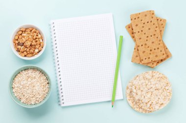 Sağlıklı yemek ve kilo kaybı konsepti. Zindelik veya diyet planınız için üst görünüm düz dizüstü bilgisayarı ile yatın