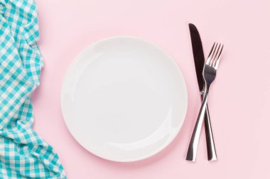 Boş tabak, çatal ve bıçak. Üst görünüm düzlüğü kopyalama alanı ile yatıyordu