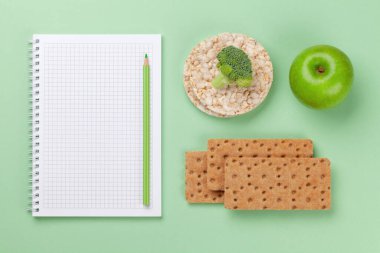 Sağlıklı yemek ve kilo kaybı konsepti. Zindelik veya diyet planınız için üst görünüm düz dizüstü bilgisayarı ile yatın