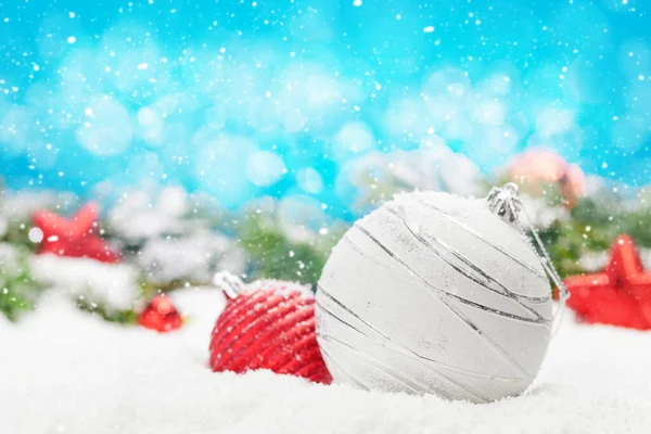 Świąteczna Kartka Wystrojem Śniegu Rozmazanym Tle Bokeh Przestrzeń Kopiowania Pozdrowienia — Zdjęcie stockowe