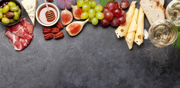 Antipastoteller Mit Schinken Käse Feigen Und Trauben Vorspeisenbrett Und Weißwein — Stockfoto