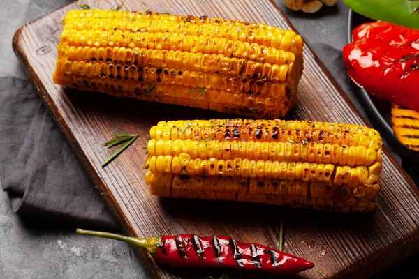 Granoturco Caldo Alla Griglia Sul Tagliere — Foto Stock