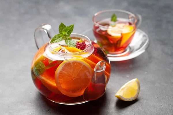 Παραδοσιακό Τσάι Φρούτων Τσαγιέρα Και Ποτήρι Λεμόνι Μούρα Και Μέντα — Φωτογραφία Αρχείου
