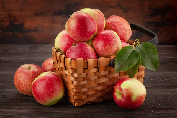木製のテーブルの上にバスケットに熟した庭のリンゴの果物 — ストック写真