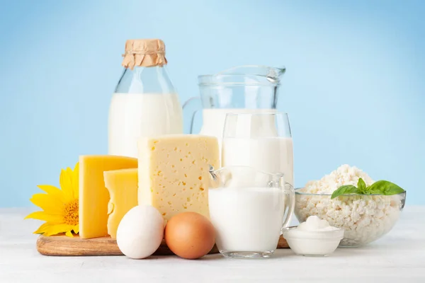 Verschiedene Milchprodukte Milch Käse Quark Saure Sahne Vor Blauem Hintergrund — Stockfoto