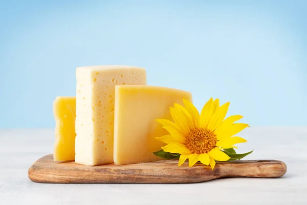 Fromage Sur Planche Découper Devant Fond Bleu — Photo