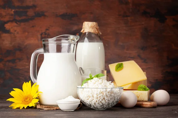 Varios Productos Lácteos Leche Queso Cottage Crema Agria Huevos Delante —  Fotos de Stock
