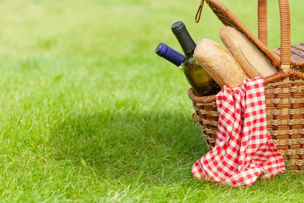 Cesta Picnic Con Vino Baguette Jardín Hierba Soleada Con Espacio — Foto de Stock