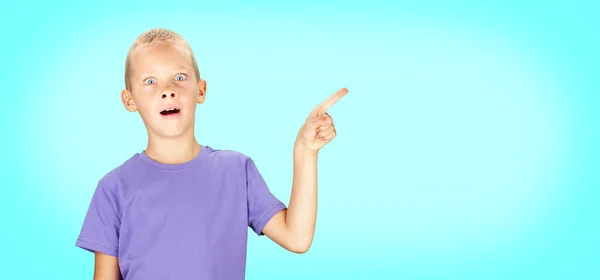 Divertido Chico Sorprendido Señalando Con Mano Dedo Sobre Fondo Azul — Foto de Stock