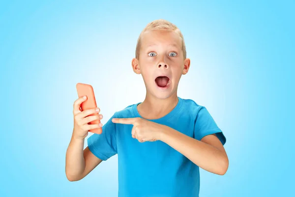 Funny Surprised Boy Holding Smartphone Blue Background — Stock Photo, Image