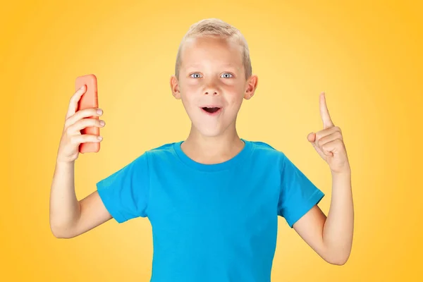 Funny Surprised Boy Holding Smartphone Yellow Background — Stock Photo, Image